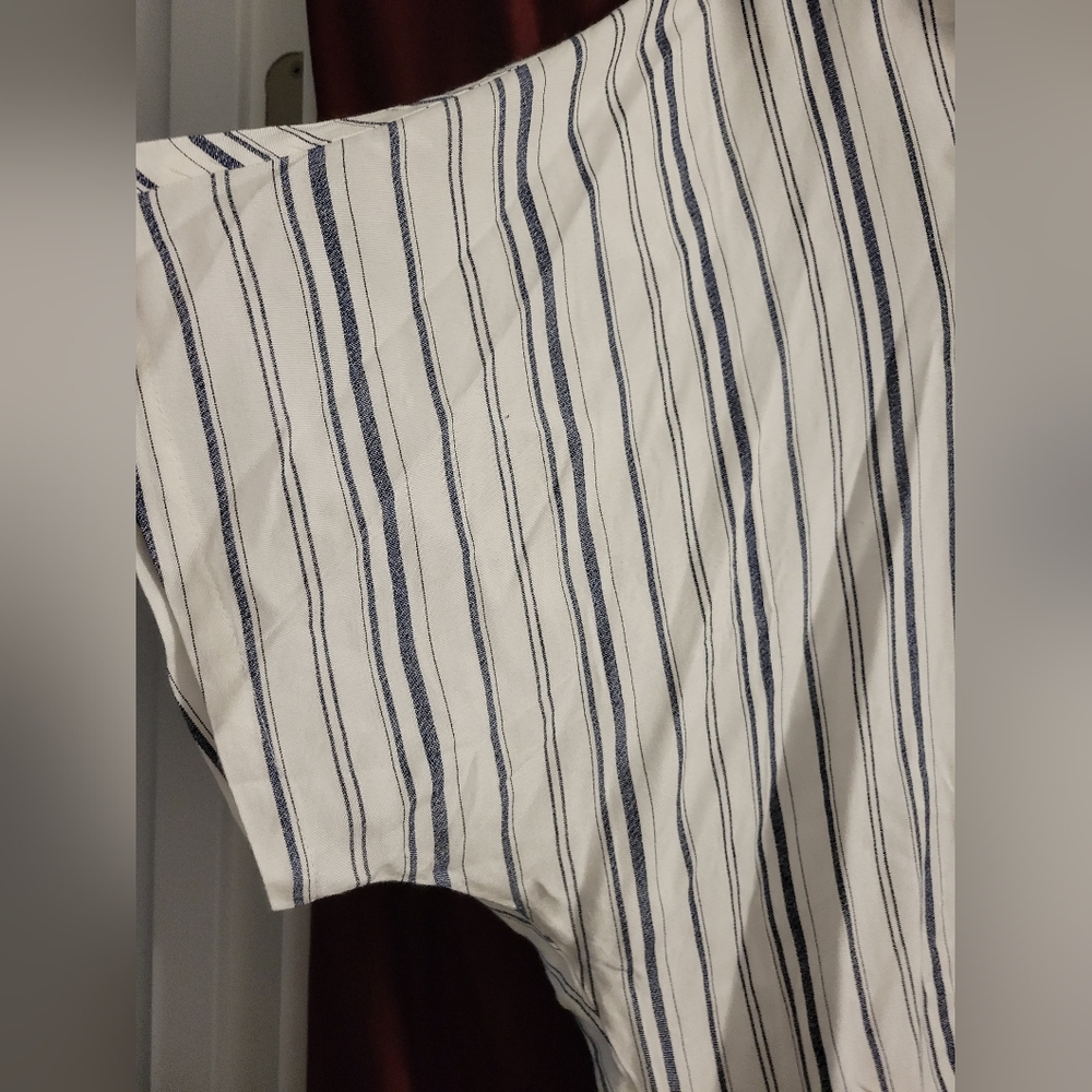 Sim & Sam Cropped Blouse - Picture 2 of 2